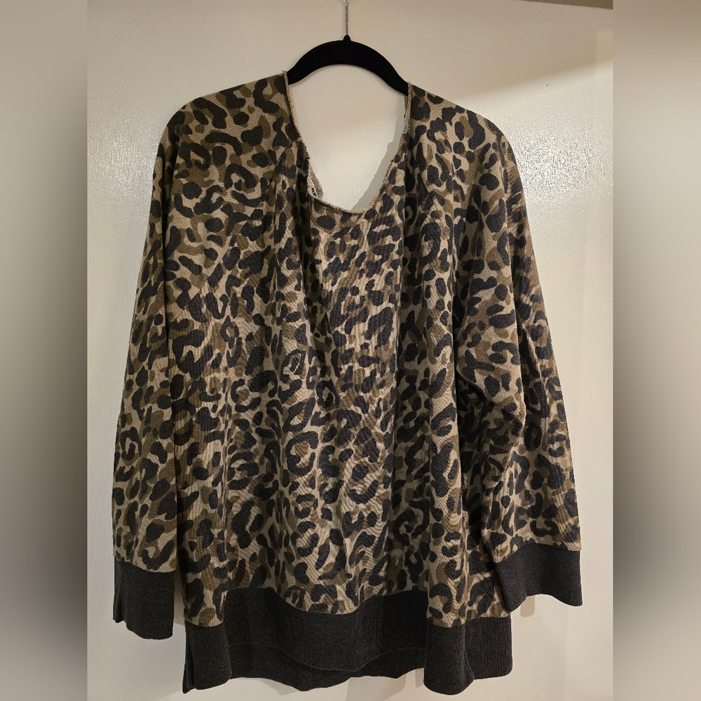 Victoria Secret PINK Leopard Print Sweatshirt (Can Wear Off Shoulder)